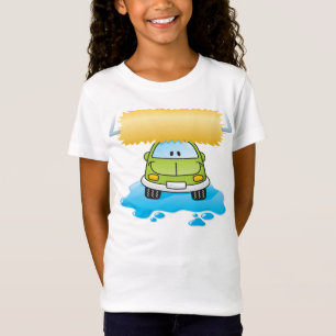 Voiture drôle dans un T-shirt de filles de station
