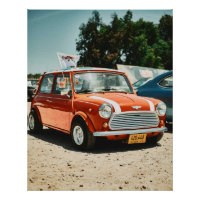 Voiture mini-tonneau rouge avec affiche de carross