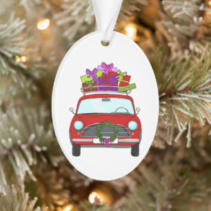 Voiture rouge avec cadeaux de Noël