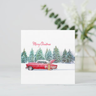 Voiture rouge vintage de Noël avec paysage enneigé