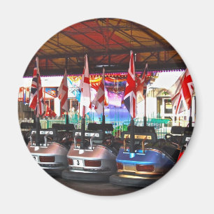 Voitures de Dodgem à un aimant de fête foraine