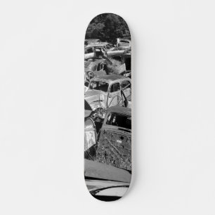 Voitures vintage roulez dans un skateboard de cour
