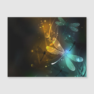 Vol de libellule verte lumineuse