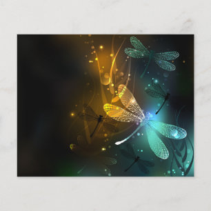 Vol de libellule verte lumineuse