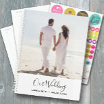 Votre Mariage photo<br><div class="desc">Wedding planner avec votre photo préférée sur le devant personnalisée avec vos détails en lettres chic. Le planificateur comprend des mises en page mensuelles et hebdomadaires,  12 mois,  60 pages avec couvertures avant et arrière laminées SOFT ou HARD.</div>