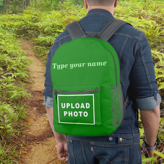 Votre nom et photo sur le sac à dos vert (Green backpack with your name and photo on male model.)