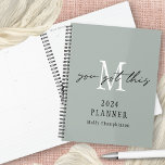 Vous Avez Obtenu Ce Monogramme 2024 Premier Nom Sa<br><div class="desc">Vous Avez Obtenu Ce Script 2024 Monogramme Nom Initial Sage. Gardez-vous organisé pour l'année à venir avec ce design inspirant avec une citation encourageante, Vous avez ceci, dans un script informel ensemble superposé sur votre initiale en blanc sur un arrière - plan vert sage. Personnalisez avec l'année et votre nom....</div>