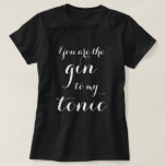 Vous êtes le genièvre à mon T-shirt tonique de<br><div class="desc">Vous êtes le genièvre à mon T-shirt tonique de typographie. La citation potable drôle pour les hommes et des femmes, nouvellement l'épouse, couple, anniversaire des jeunes mariés etc., fiançailles ou idée mignon de cadeau de faveur de noce pour les amis et la famille. Humour d'alcool. Modèle élégant de typographie de...</div>