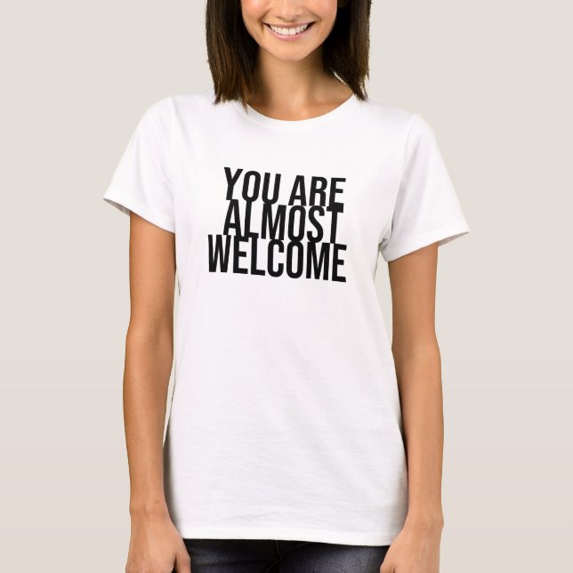 Vous êtes presque les bienvenus T-Shirt (Devant)