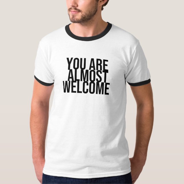 Vous êtes presque les bienvenus T-Shirt (Devant)