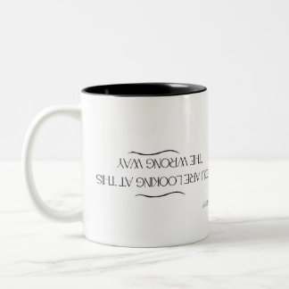 Vous regardez ça de la mauvaise façon Mug