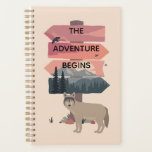 Voyage Aventure Début Voyage Poster sauvage<br><div class="desc">Un loup solitaire se tient près d'un panneau promettant une aventure avec le désert au-delà. Art moderne symbolique pour les voyageurs aventureux.</div>