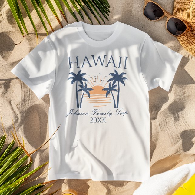 Voyage en famille Hawaii T-Shirt (White "Hawaii Family Trip" t-shirt with a tropical design on beach sand, paired with sunglasses.)