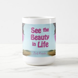 Voyez la beauté dans la tasse de la vie