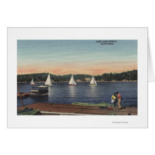 Vue de dock, de lac, et de voiliers