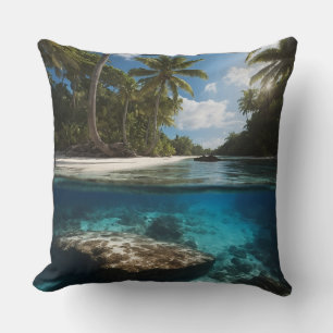 Vue de la plage tropicale sur l'océan Coussin jeta