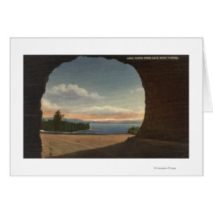 Vue de lac de tunnel de roche de caverne