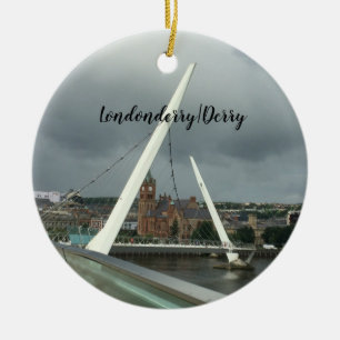 Vue de Londonderry depuis le pont Ornement en céra
