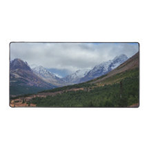 Vue de vallée de montagne cristalline avec forêt e
