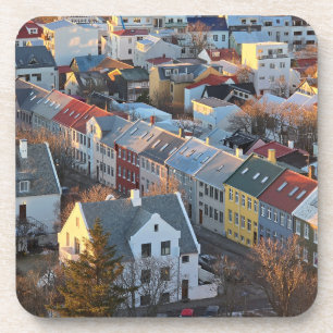 Vue des toits de Reykjavik sur dessous de verre