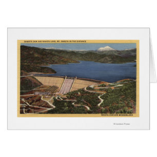 Vue du barrage, du lac et du mont Shasta à distanc
