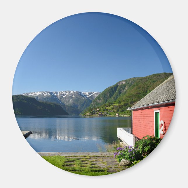 Vue du fjord norvégien et aimant rond de boathouse (Devant)