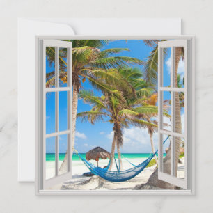 Vue par les fenêtres sur une plage tropicale