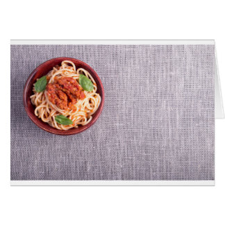 Vue supérieure d'un tapis gris avec des spaghetti
