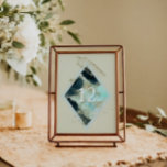 Watercolor Waves Elégant Mariage Carte Table<br><div class="desc">Cette carte de table mariage présente un trait de brosse à aquarelle dans des couleurs bleu marine profondes avec des accents d'or imitant les vagues sur la plage, ce qui en fait un choix parfait pour un été ou un mariage sur la plage. Il est minimaliste et élégant dans la...</div>