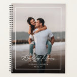 Wedding planner de trame moderne minimaliste 2 pho<br><div class="desc">Ce portable wedding planner simple et élégant est doté de modèles photo à l'avant et à l'arrière. Le script élégant dit,  "Wedding planner" en blanc sur une superposition photo sombre,  et les modèles de texte sont inclus pour les noms et la date mariage.</div>