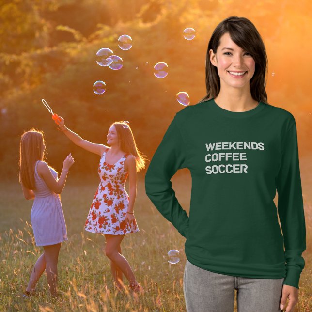 Week-ends Café & Football Confort Couleurs T-shirt (Weekends Coffee & Soccer Comfort Colors T-Shirt - Relaxed Weekend Vibes, Soccer Lover Gift)