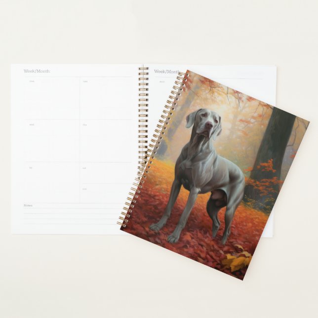 Weimaraner dans les feuilles d'automne qui tombent (Devant avec enveloppe)