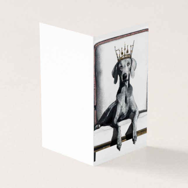 Weimaraner portant une couronne assise sur une cha (Outside)