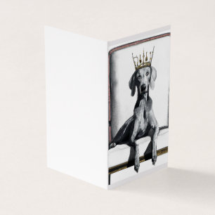 Weimaraner portant une couronne assise sur une cha