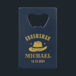 Western Cowboy Casquette Groomsmen Nom personnalis<br><div class="desc">Cadeaux personnalisés pour les groomsmen avec thème western cowboy. Décoré de casquette de cowboy avec police vintage occidentale. Le texte et la couleur sont modifiables à l'aide de l'outil de conception pour s'adapter à votre occasion. Obtenez ce cadeau de personnaliser pour les mariages, les célibataires, les fiançailles ou toute autre...</div>