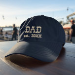 Western Style Papa a établi un Casquette brodé<br><div class="desc">Simple et moderne, avec une touche occidentale, ce casquette brodé dit tout. L'homme qui porte ça est fier d'être père ! Cela ferait un grand cadeau pour la Fête des pères ou l'anniversaire de papa. Changez simplement la date "établie" et passez votre commande. Facile ! Vous pouvez aussi changer le...</div>
