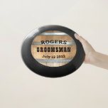 Wham-O Frisbee Baril Bourbon Groomsman personnalisé<br><div class="desc">Merci à vos groomsmen avec ce modèle rustique de tonneau de whisky avec une typographie occidentale audacieuse. Personnalisez ce design avec votre nom de marionnettiste et votre date de mariage. Fait un grand cadeau.</div>