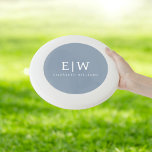 Wham-O Frisbee Dusty Blue minimaliste moderne Monogramme élégant<br><div class="desc">Découvrez notre Dusty Blue Minimalist Modern Monogram Elegant Collection : Elevez votre style avec une sophistication sobre et un charme intemporel. Notre collection présente des motifs minimalistes dans une teinte bleu roux apaisante, rehaussée d'élégants monogrammes adaptés à votre goût personnel. De la papeterie raffinée aux accessoires polyvalents, chaque pièce de...</div>