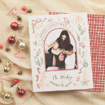 Whimsical Retro Doodle de Noël Budget photo<br><div class="desc">Découvrez la magie des vacances avec ce charmant carte photo rétro à budget de Noël ! Avec une photo en arc encadrée par une bordure dessinée à la main, il ajoute une touche vintage ludique à votre image de famille. Un dépliant à ruban avec "Joyeux Noël" se trouve en haut,...</div>