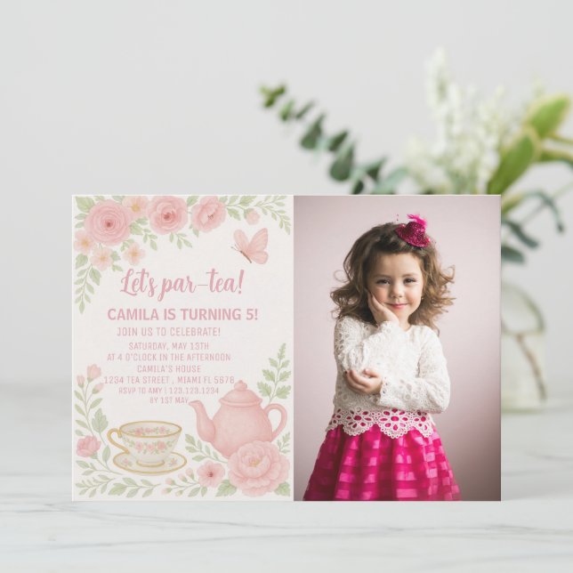 Whimsical Tea Party Anniversaire Invitation pour e (Debout devant)