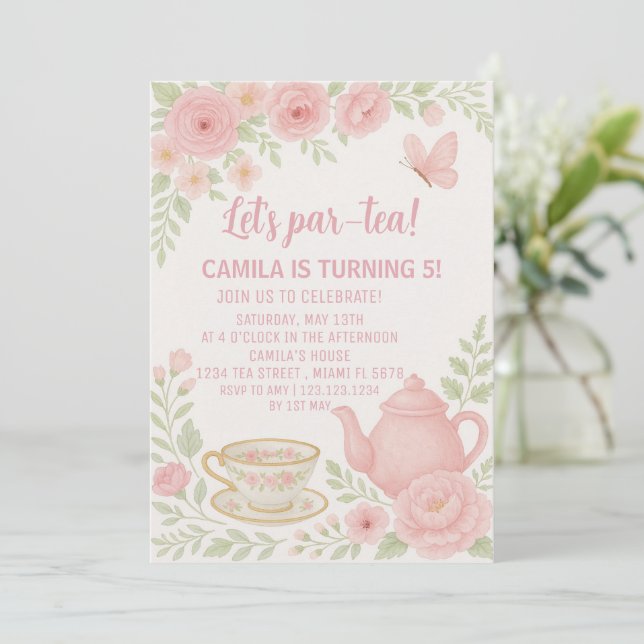 Whimsical Tea Party Anniversaire Invitation pour e (Debout devant)