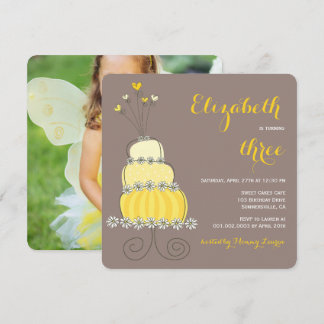 Whimsical Yellow Cake Girl Invitation de fête d'an