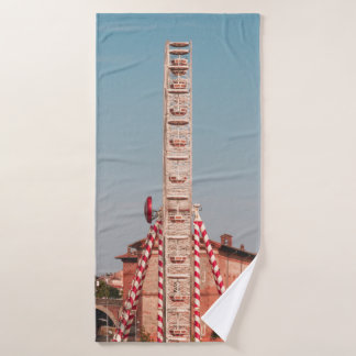 WHITE AND RED FERRIS WHEEL AT DAYTIME