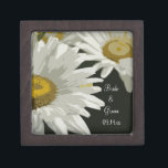 White Garden Daisies Mariage boîte cadeau<br><div class="desc">Customisez la jolie boîte à cadeaux Mariage White Garden Daisies avec les noms personnels de la mariée et du marié et la date spécifique de la cérémonie de mariage. Cette élégante petite boîte est également parfaite pour le porteur de bague pour porter les anneaux mariages dans l'allée à la cérémonie...</div>