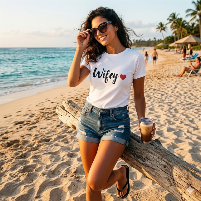 Wifey Modern Black Script Women RedHeart T-Shirt (Créateur téléchargé)