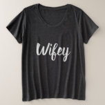Wifey plus le T-shirt de taille<br><div class="desc">Chemise grise intéressante avec le texte "Wifey". Confortable superbe et cartels grands avec jeans ou guêtres.
Grand pour les préparations de mariage, lune de miel, ou comme surprise pour votre épouse ou mari.</div>