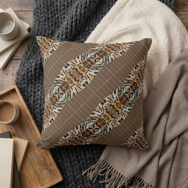 Wildcat Matrix - Coussin Café Chat Bengal Léopard (Abstract throw pillow is placed on blakets.)