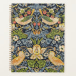 William Morris - Fraise Thief Motif Floral<br><div class="desc">"Strawberry Thief" est un design textile créé par le designer britannique William Morris en 1883. L'oeuvre présente un motif complexe de fraises, de fleurs et d'oiseaux, principalement les poussins qui semblent voler les fraises. Les formes luxuriantes et naturalistes sont disposées dans un motif harmonieux et répétitif qui met en valeur...</div>