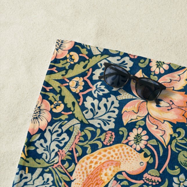 William Morris fraise Thief serviette de plage (En situation)