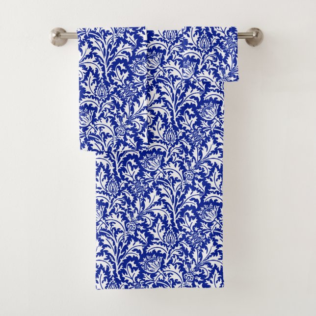 William Morris Thistle Damask White sur Cobalt Blu (En situation)